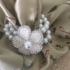 Pearl bracelet with Camilla flower detail.